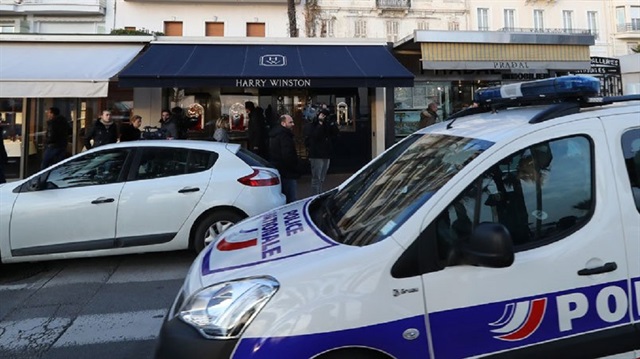 Fransa'nın turistik kenti Cannes'teki bir kuyumcuya müşteri kılığında giren soyguncu 15 milyon avro değerinde pırlanta çaldı. Fotoğraf: AFP