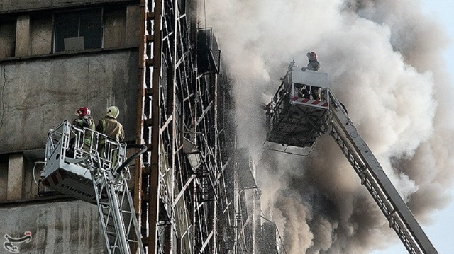 İran'ın başkenti Tahran'da iş yeri olarak kullanılan 15 katlı eski bir bina çıkan yangın sonrası çöktü. 