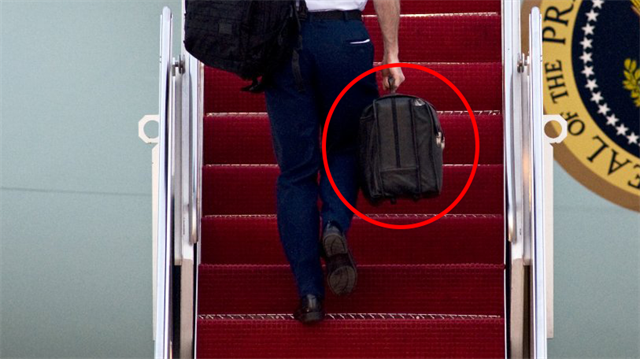 ABD Başkanları nereye giderse gitsin, içinde 'nükleer saldırı kodları' bulunan siyah çantayı beraberinde götürüyor. 