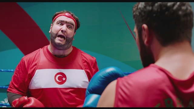 Şahan Gökbakar, eleştirilen sahneden Azeri bir sporcu ile karşı karşıya geliyor.