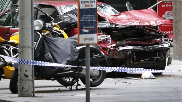 Melbourne kentinde bir kişinin aracına bilinçli olarak alışveriş merkezinin önündeki yayaların üzerine sürmesi sonucu meydana gelen kazada 3 kişi hayatını kaybetti. 