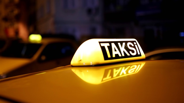 İzmir'deki 15 taksi durağına 2 bin lira maaşla bayan sürücü arıyor.