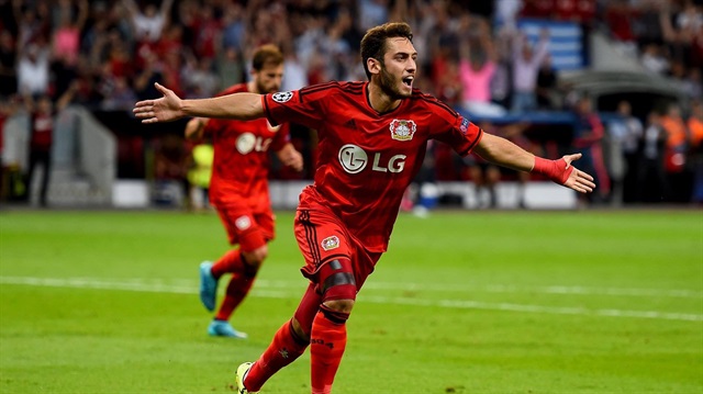 22 yaşındaki Hakan Çalhanoğlu bu sezon Leverkusen formasıyla çıktığı 20 resmi maçta 5 gol atarken 6 da asist yaptı.