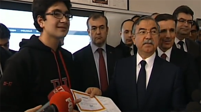 Milli Eğitim Bakanı İsmet Yılmaz, Ankara Fen Lisesi'nde karne dağıttı. 
