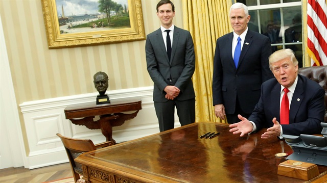 45'inci ABD Başkanı Donald Trump, Beyaz Saray'daki Oval Ofis'te yardımcısı Mike Pence, Beyaz Saray Personel Şefi Rob Porter ve ailesi ile birlikte görüntülenmişti. 