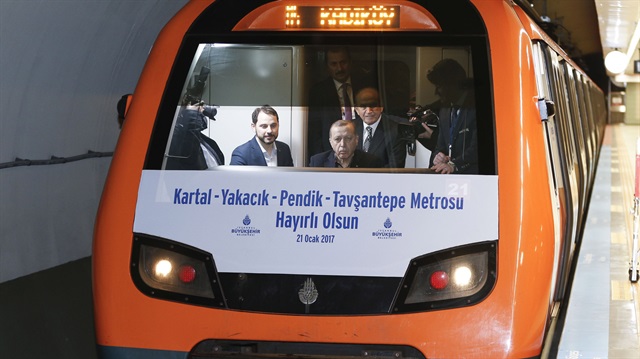 Cumhurbaşkanı Recep Tayyip Erdoğan, Kartal-Yakacık-Pendik-Tavşantepe Metro Hattı'nın açılışının ardından vatman koltuğuna oturdu.
