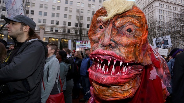 ABD'nin Oregon eyaletindeki protesto gösterileri sırasında 45'inci başkan Donald Trump'ın seçilmesi protesto edildi. Protestodan yansıyan görüntüler dikkati çekiyor. 
