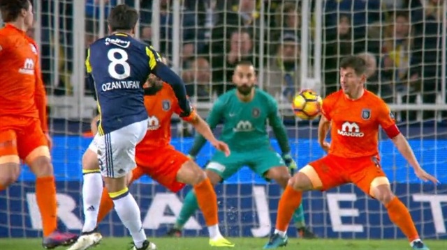 Fenerbahçe-Başakşehir maçında sarı lacivertlilerin Ozan Tufan'la bulduğu gol sosyal medyada gündem oldu. 