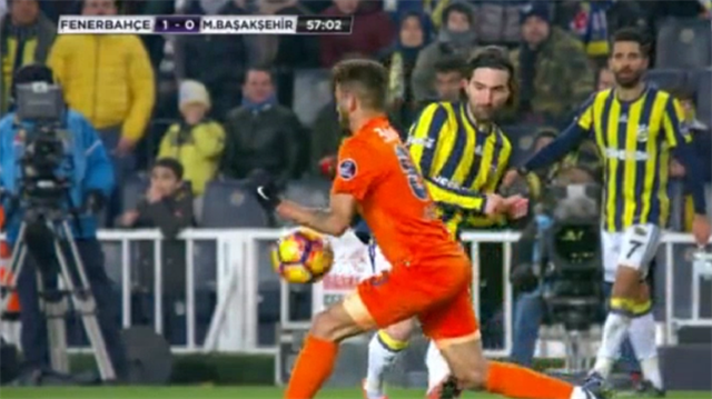 Fenerbahçeli futbolcular bu pozisyonda penaltı bekledi. 