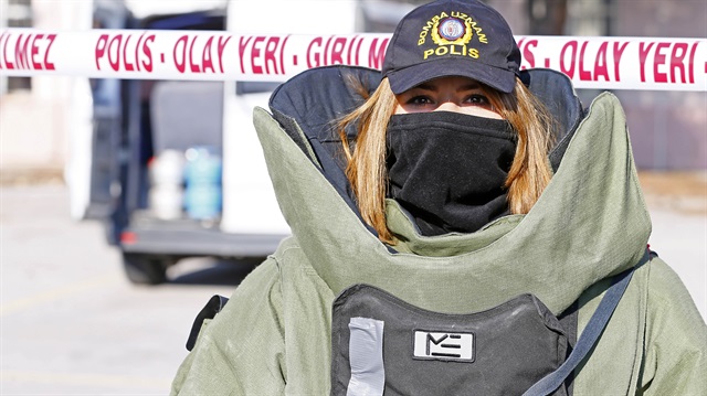 Komiser yardımcısı D.K, Türkiye'nin tek rütbeli kadın bomba imha uzmanı olmasının gururunu yaşıyor. 
