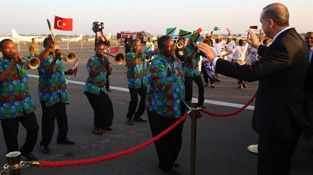 Cumhurbaşkanı Recep Tayyip Erdoğan, Tanzanya'nın Darüsselam kentindeki havalimanında sıcak bir şekilde karşılandı. 