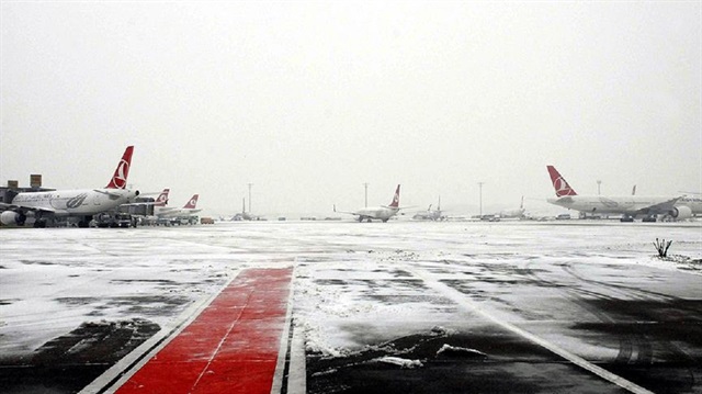 Erzurum ve Iğdır'da etkili olan olumsuz hava koşulları, uçak seferlerinde aksamalara yol açtı.