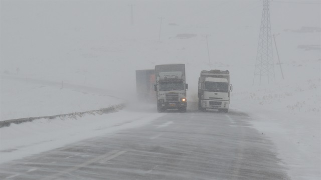 Tendürek Dağı Geçidi'nde yoğun kar yağışı nedeniyle trafikte aksamalar yaşanıyor.