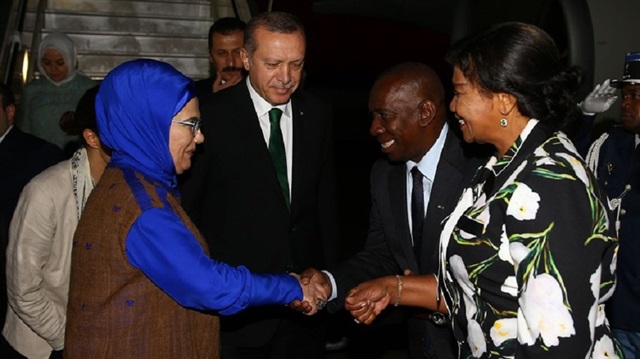 Cumhurbaşkanı Recep Tayyip Erdoğan, resmi ziyaret için geldiği Madagaskar'da Cumhurbaşkanı Hery Rajaonarimampianina tarafından törenle karşılandı. 
