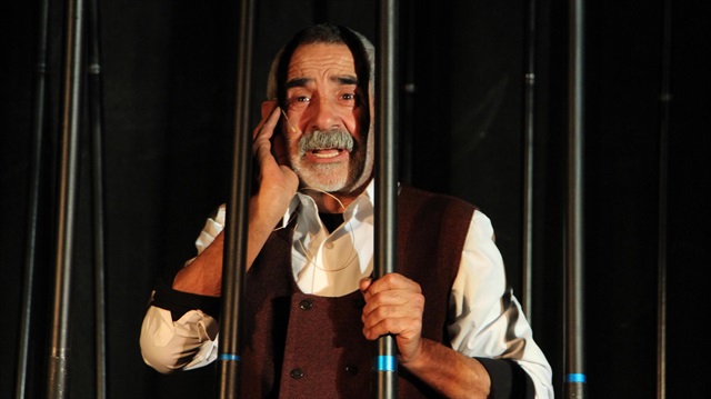 Turgay Tanülkü cezaevindekiler ile beraber 'Son Kuşlar' oyununu sahneledi.