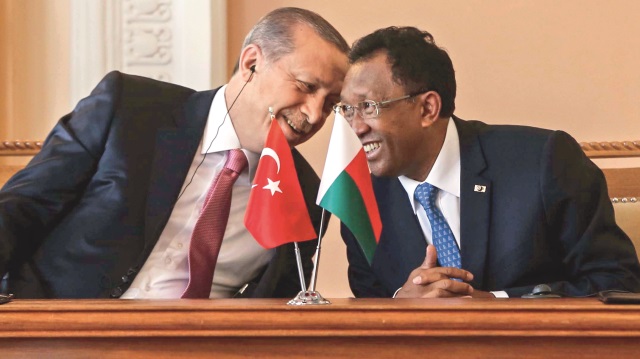 Cumhurbaşkanı Erdoğan ile Madagaskar Cumhurbaşkanı Hery Rajaonarimampianina, basın toplantısında samimi davranışlarıyla dikkat çekti.