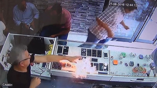 Cep telefonu bomba gibi patladı