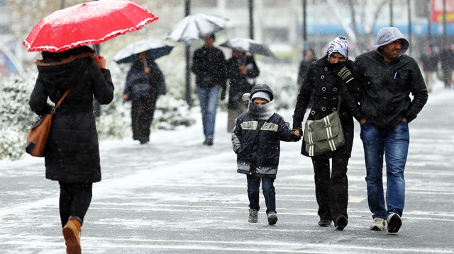 İstanbul'da beklenen kar yağışı etkisini göstermeye başladı. 