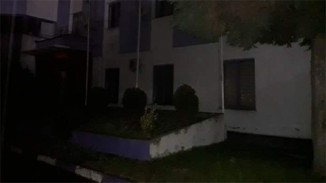 Borçları nedeniyle elektriği kesilen Orduspor'da futbolcular mum ışığında yemeklerini yedi.