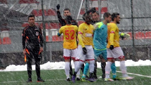 Amatör Lig maçında sahalarda ender görülen bir karar verildi.