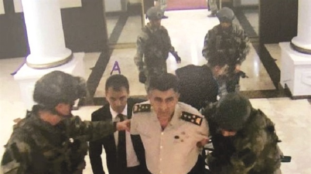 Görüntülerde darbeci askerlerin Kara Kuvvetleri Komutanı Salih Zeki Çolak'ın ellerini arkadan bağladıktan sonra komuta katına çıkarmaları yer alıyordu.