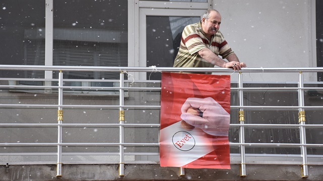 'Bayrak asan dayı' bu kez de balkonuna 'Evet' yazılı pankart astı.