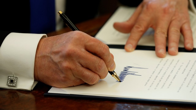 ABD'nin 45'inci başkanı 1 haftadır oturduğu Oval Ofis'te 15 belgeye imza attı. 