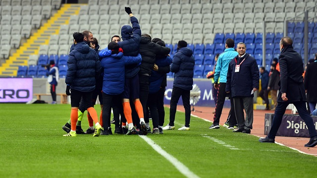 Son dakikada gelen gol sonrası Başakşehirli futbolcular ve teknik direktör Abdullah Avcı büyük sevinç yaşadı.