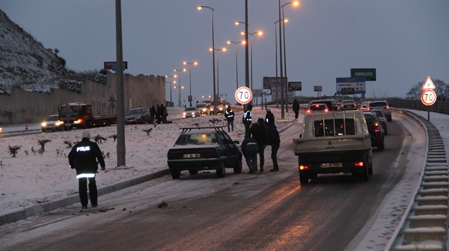 Kar yağışı ve buzlanma, Sinop'ta ulaşımda aksamalara neden oldu.