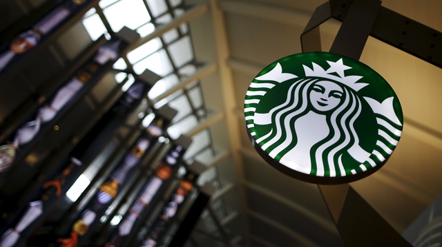 Starbucks faaliyet gösterdiği 75 ülkede 5 yıl içinde 10 bin mülteciyi istihdam edeceğini duyurdu.