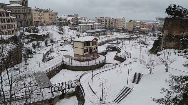 Trabzon'da etkili kar yağışı nedeniyle engelli ve hamile kamu personellerine iki gün idari izin verildi.