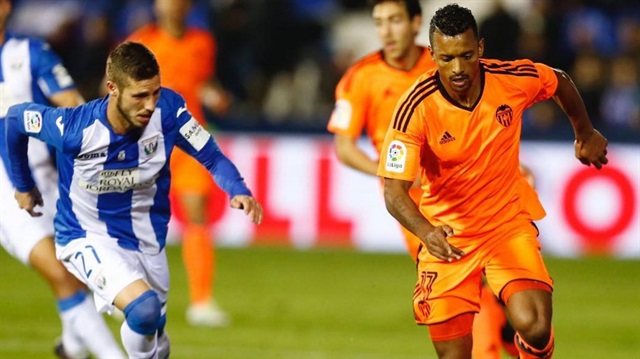  30 yaşındaki futbolcu bu sezon Valencia formasıyla 15 maçta 2 gol kaydetti. 