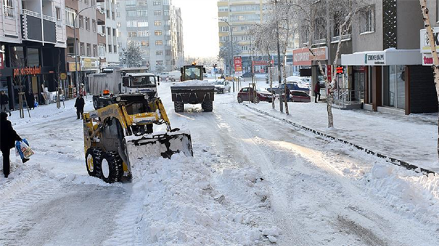 Trabzon kent merkezinde kar yağışı etkili oluyor. 
