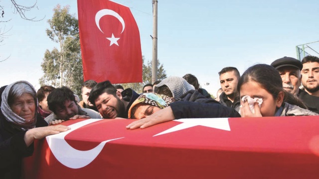 DEAŞ terör örgütü ile süren çatışmalarda şehit olan Uzman Çavuş Elmacı'nın naaşı gözyaşlarıyla toprağa verildi.