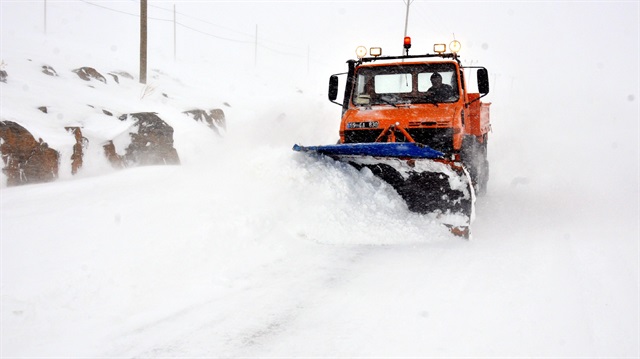 Doğu Anadolu ile Karadeniz'in bazı bölgelerinde yoğun kar yağışı etkili oluyor.