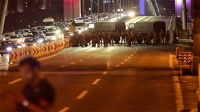 15 Temmuz darbe girişimi gecesinde bir grup asker, boğaz köprüsünü trafiğe kapatmıştı. 