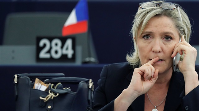 Fransa cumhurbaşkanı adayı Marine Le Pen, Avrupa Parlamentosuna bu gece yarısına kadar 296 bin avro ödeyecek.