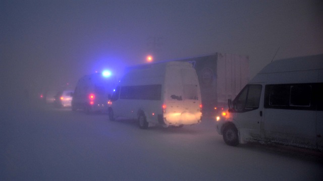 Bitlis'te kar yağışı ile tipi, ulaşımı olumsuz etkiliyor.