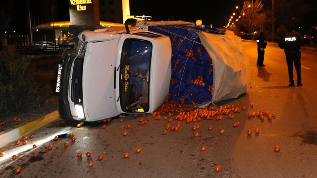 Antalya'daki kazada kamyonetin yan yattı. Kazadan 2 kardeş yara almadan kurtuldu. 