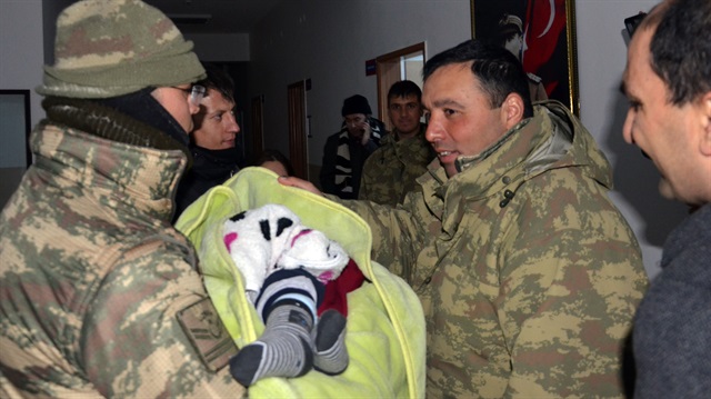Askerler, donma tehlikesi geçiren çocukları kucaklarında taşıdı​. 
