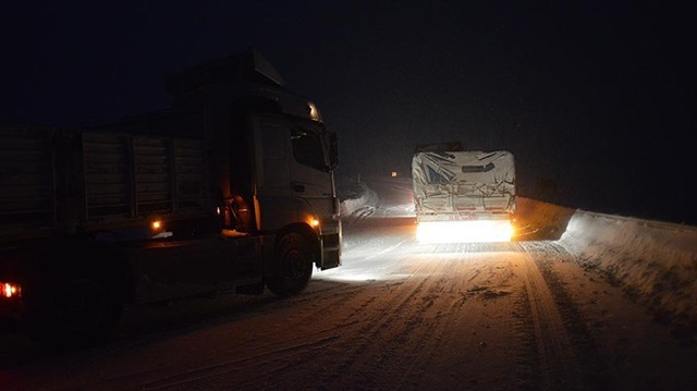 Ağrı ile Erzurum'u bağlayan yolda şiddetli kar yağışı etkili oluyor. 