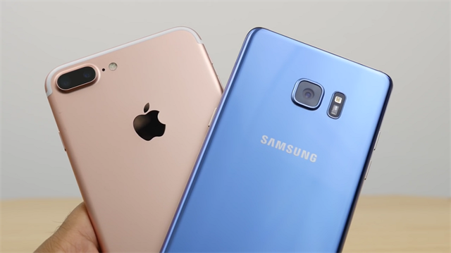 Akıllı telefon pazarında Apple ile Samsung'un rekabeti yıllardır devam ediyor.
