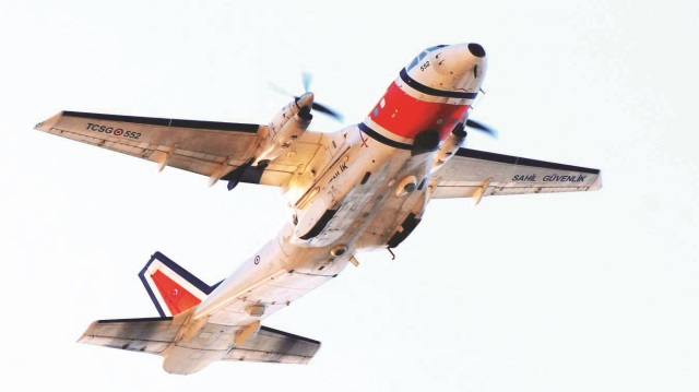 Sahil Güvenlik Komutanlığı’na ait uçak, Kardak kayalıklarının üzerinde alçak uçuş gerçekleştirdi.