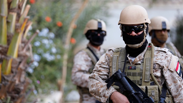 Yemen'in başkenti Sana'da havalimanı yakınında askerler güvenlik önlemi alıyor. 