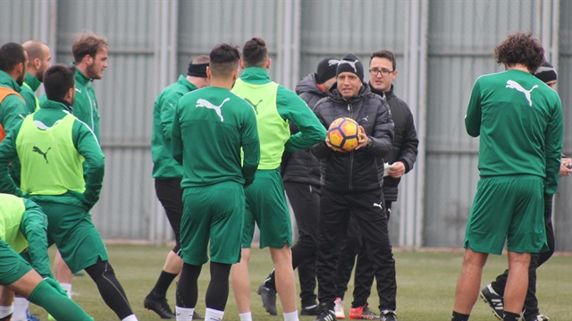 Bursaspor'un yeni teknik direktörü Mutlu Topçu, zaman zaman çalışmayı keserek oyuncuları uyardı.