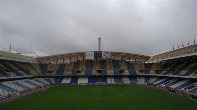 Maçın oynanacağı Riazor Stadı'nın çatısı aşırı rüzgardan zarar gördü.