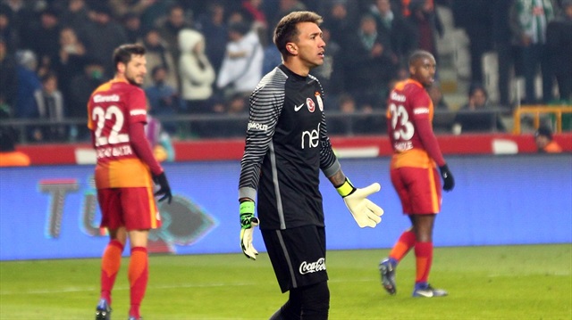 Fernando Muslera, Akhisar Belediyespor maçında kendisi için özel olarak hazırlanan '4 parmaklı' eldiven ile mücadele etmişti.