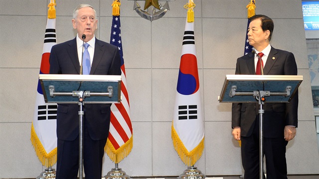 ABD Savunma Bakanı Jim Mattis, Kuzey Kore'ye karşı ittifakı güçlendirmek amacıyla ilk yurt dışı ziyaretini Seul'e yaptı.