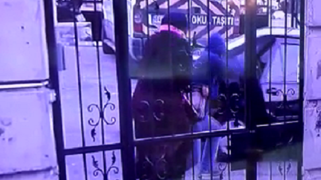 Kapkaççıların bir kadının çantasını çalması kameralar tarafından böyle görüntülendi. 