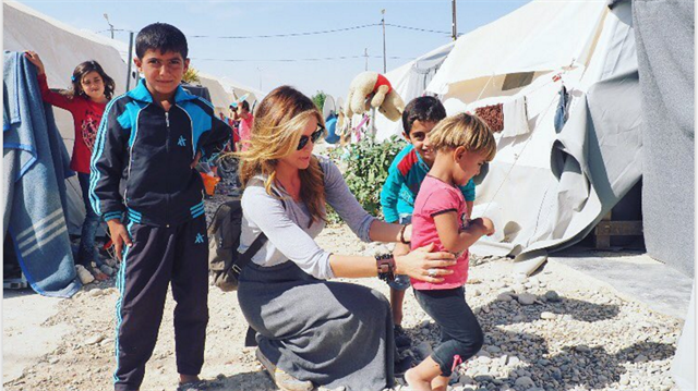 İyiliği sözde değil özde: Gamze Özçelik'ten Suriyeli miniklere ziyaret
